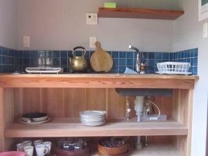 沼津Numazu - House - Vacation STAY 52025v的厨房配有带餐具的吧台