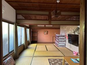 沼津Numazu - House - Vacation STAY 52025v的一间日式客房的走廊,配有一堆毛巾