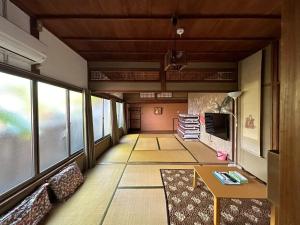 沼津Numazu - House - Vacation STAY 52025v的客厅配有桌子和一些窗户