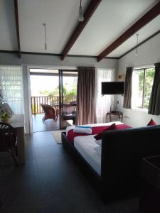 阿罗朗吉Te Moana Nui Villas的酒店客房设有一张床和一个阳台。