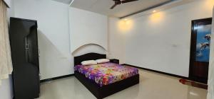 阿勒皮'Marari Johns Homestay' Mararikulam, Alappuzha的一间白色客房内的床铺卧室