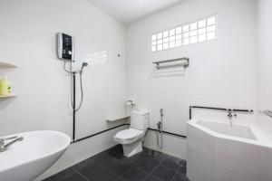 丹绒武雅Seaside Private Bungalow, Tg Bungah的白色的浴室设有卫生间和水槽。