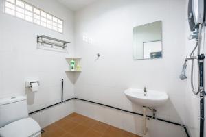 丹绒武雅Seaside Private Bungalow, Tg Bungah的白色的浴室设有水槽和卫生间。
