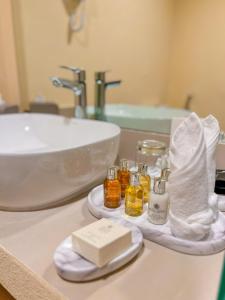 里瓦Western Hotel Liwa的浴室配有盥洗盆和带水槽的台面