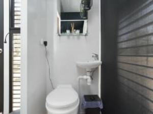 劳勿Sungai Tiny House 2的浴室配有白色卫生间和盥洗盆。