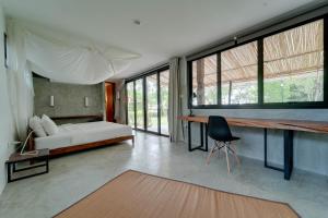 高兰Costa Lanta - Adult Only的一间卧室配有一张床、一张书桌和一些窗户。