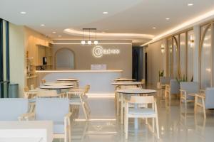 班奥南矛Circle Inn Ao Nam Mao的一间带桌椅和柜台的餐厅