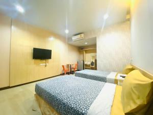 佛丕พาลาซิโอ เดอ ปราณี的配有一张床和一台平面电视的酒店客房