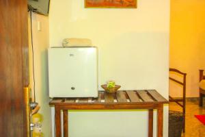 锡吉里亚Kolon Resort Sigiriya的坐在一张桌子上的小冰箱