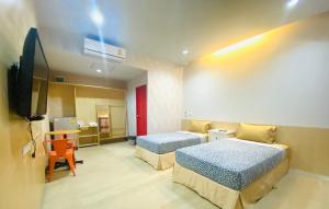 佛丕พาลาซิโอ เดอ ปราณี的酒店客房设有两张床和一台平面电视。