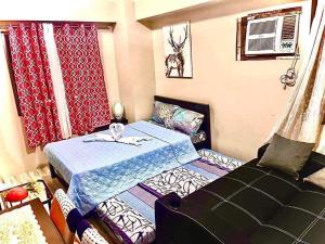 宿务Across Sm City Cebu Sunvida Tower Studio Unit的一间带床和沙发的小卧室