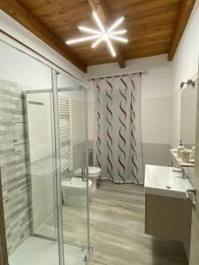 BellanteB&B al Vicoletto的一间带玻璃淋浴和卫生间的浴室
