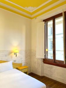 佛罗伦萨杜卡德奥斯塔酒店的一间卧室设有一张床和一个窗口