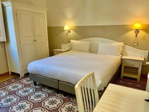 佛罗伦萨杜卡德奥斯塔酒店的卧室配有一张白色大床