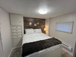 贝灵厄姆Cozy Guest House的一间卧室配有一张大床和木制床头板
