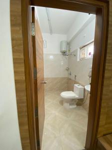 海得拉巴Ahasa Bacardi的一间带卫生间和水槽的浴室