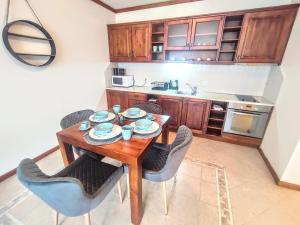 班斯科Private 1bedroom apartment in SPA Resort的一个带木桌和椅子的小厨房