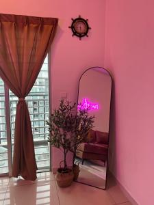 加影Nawwarah Homes @ Southville City (WiFi + NETFLIX)的粉红色的客房配有镜子和椅子