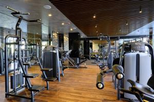 班斯科Private 1bedroom apartment in SPA Resort的健身房设有数台跑步机和机器