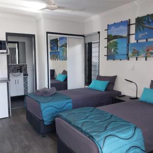霍恩The Dugongs' Rest的一间卧室配有两张床和一张沙发。