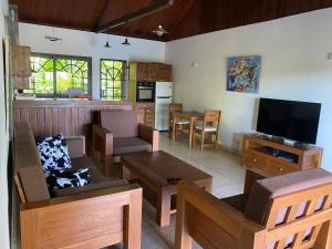 贝岛VILLABLANCA的客厅配有家具和平面电视。