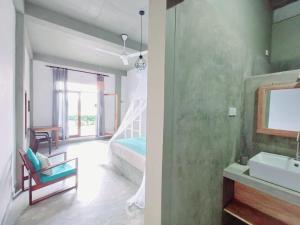 康提The Traveller Kandy的浴室以及带水槽和床的卧室。