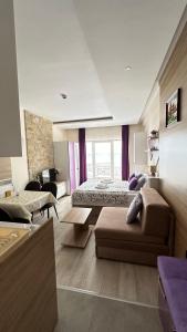 科帕奥尼克Apartman Vana的一间大房间,配有一张床和一张沙发,还有一间配有沙发的房间