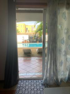 弗利康弗拉克JayKay_PrivateRoom_FlicEnFlac的滑动玻璃门,享有游泳池的景色