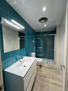 布拉内斯SeaHomes Vacations - NAUTIC MARITIME Apt的浴室配有白色水槽和卫生间。