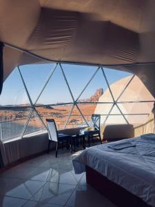 亚喀巴wadi rum guest house camp的一间带沙发床的卧室,享有沙漠美景