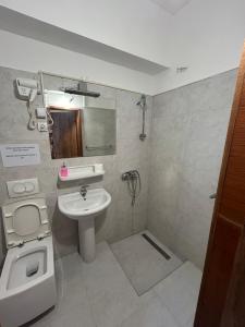 Club Neni Hotel Kotor的一间浴室