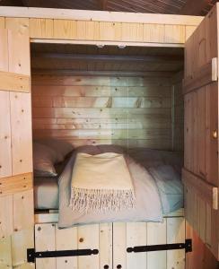 海尔德罗普Bed and breakfast de Heg的小木屋内的一张木制双层床