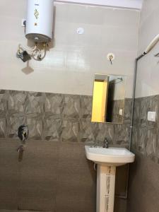 班加罗尔Hotel Amulya Regency的一间带水槽和镜子的浴室