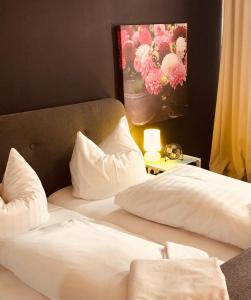 威廉港beans parc hotel jade的酒店的客房内设有两张带白色枕头的床。