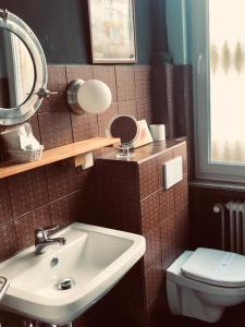 威廉港beans parc hotel jade的一间带水槽、卫生间和镜子的浴室