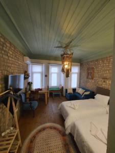 伊斯坦布尔Balat Historical Luxury House的一间卧室配有一张床和一个吊灯