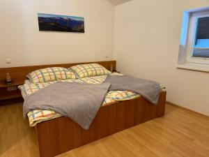 上特劳恩Haus Edelweiss的一间卧室配有一张床铺,床上有毯子