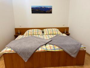 上特劳恩Haus Edelweiss的卧室里的一张带毯子的床