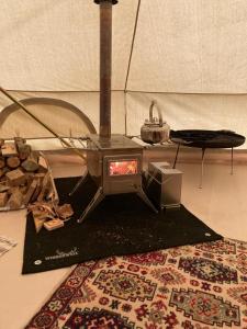 图什比Winter Glamping Tent Hovfjallet Vitsand的房间里的火炉