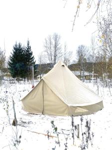 图什比Winter Glamping Tent Hovfjallet Vitsand的雪地里的帐篷