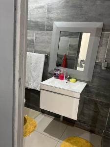 弗里尼欣Zii style guesthouse的浴室设有白色水槽和镜子