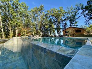 Lamonzie-MontastrucLe Chirol的后院的无边游泳池