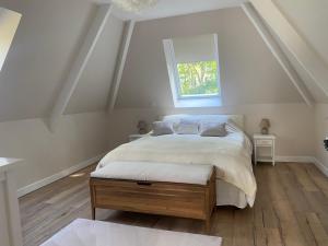 Lamonzie-MontastrucLe Chirol的一间卧室设有一张大床和一个窗户。