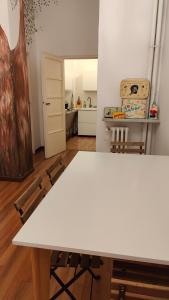 米兰Treehouse Milano的厨房里配有白色的桌椅