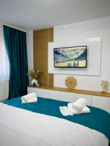 LupeniMarbleHome~Straja/Lupeni的一间卧室配有一张带两个枕头的床