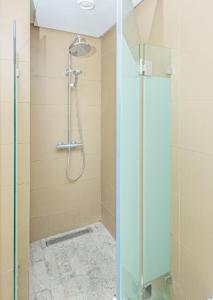 卡萨布兰卡Urban Charm Delight的浴室里设有玻璃门淋浴