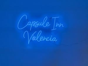 瓦伦西亚CAPSULE INN VALENCIA Hostel的读出i的蓝色符号瓦伦西亚m公寓