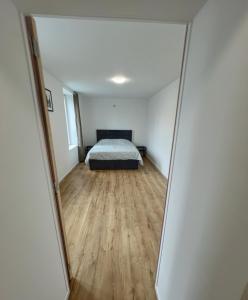 沙勒罗瓦Wauters 77 Bruxelles -charleroi-airport的卧室配有一张床和镜子,