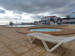 卡勒达德福斯特Casa Yanira的游泳池前的白色长凳