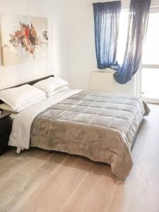 布加勒斯特Central Dream & Lounge的一间卧室配有一张带蓝色窗帘的大床